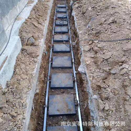 厂房地JDS设备1欧姆接地装置施模工接石墨接地块极安装