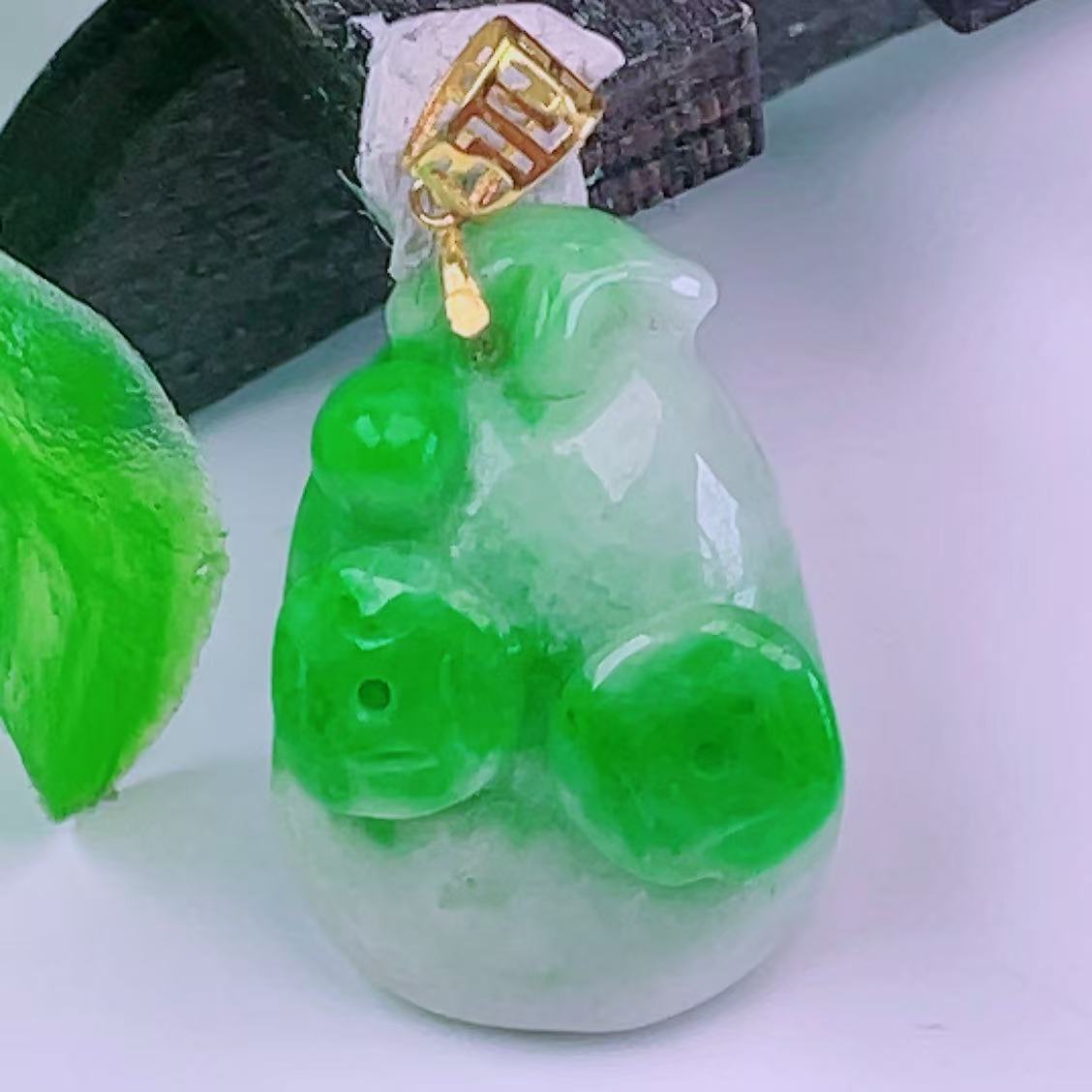 缅甸天然真品翡翠18k金扣头冰飘阳绿高端精品珠宝闪拍福瓜玉吊坠