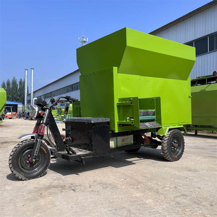 小型羊场电瓶式撒料车绞龙出料均匀三轮投料车运输干湿草料喂料车