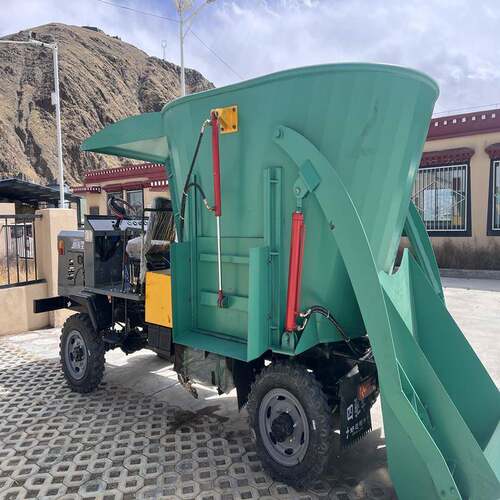 车载式搅拌撒料一体机四轮加装拌料抛洒机自走式tmr搅拌车