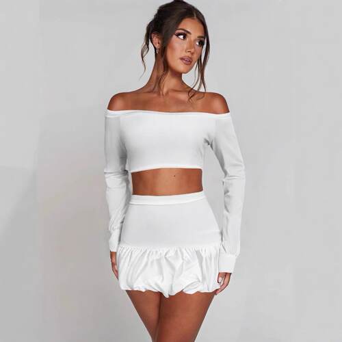 Women's mini skirt with exposed navel top, half body short