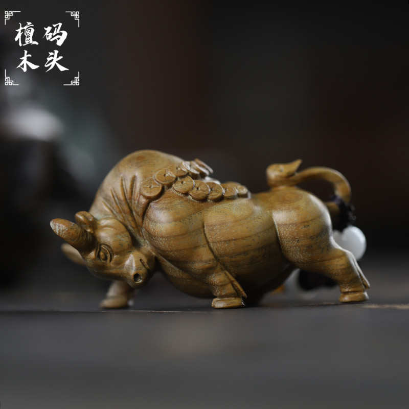 天然绿檀木实木雕刻斗牛小摆件文玩手牛气冲天手把件家居装饰品