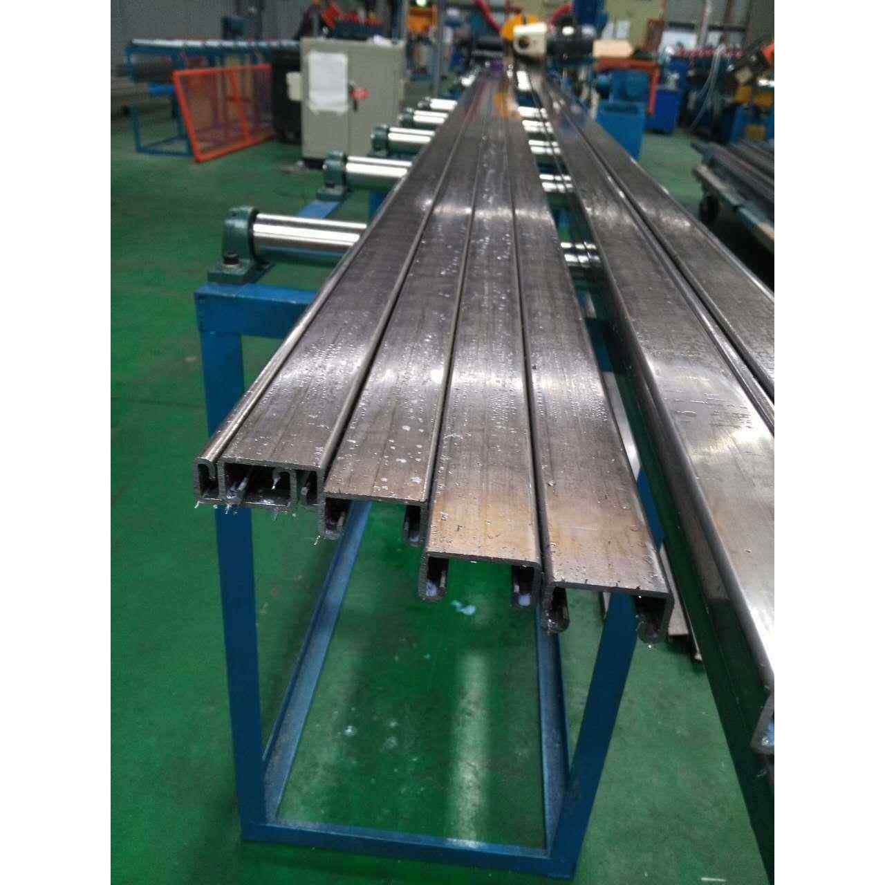 全自动宽度高度可调（100-800mm）槽式梯边桥架成型机