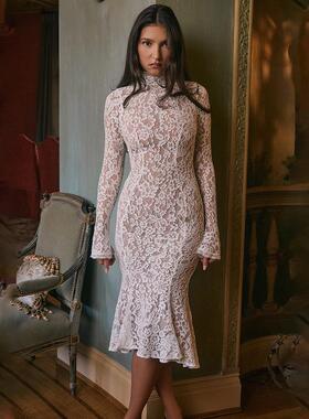 Mid length skirt with wrapped buttocks, lace long sleeves,