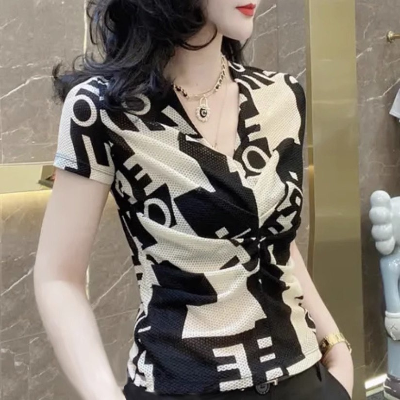 短袖t恤女夏季薄款2026年新款修身显瘦设计感小众V领印花半袖上衣