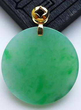 翡翠飘阳绿色无事牌吊坠女款18K金扣头A货老坑绿素面圆牌3.50g