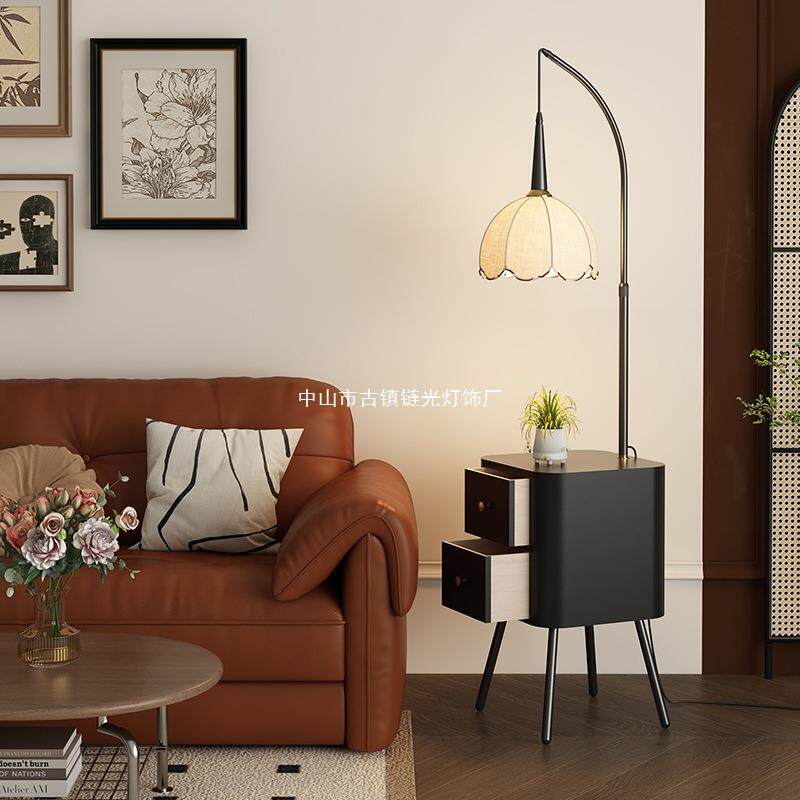 2026新款落地灯卧室床头柜一体台灯中古风客厅沙发落地抽屉灯