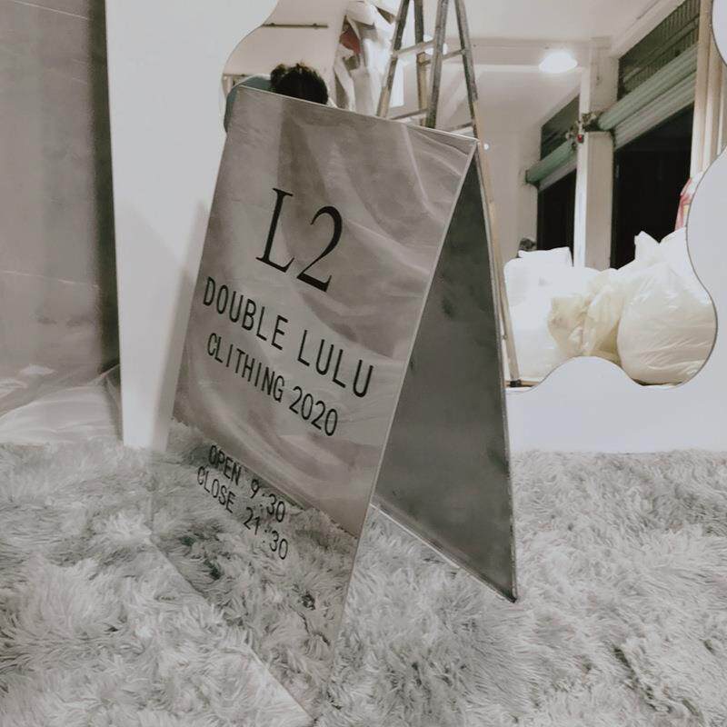 落地不锈钢logo牌站立式网红拍照镜广告牌服装店门口展示牌定作