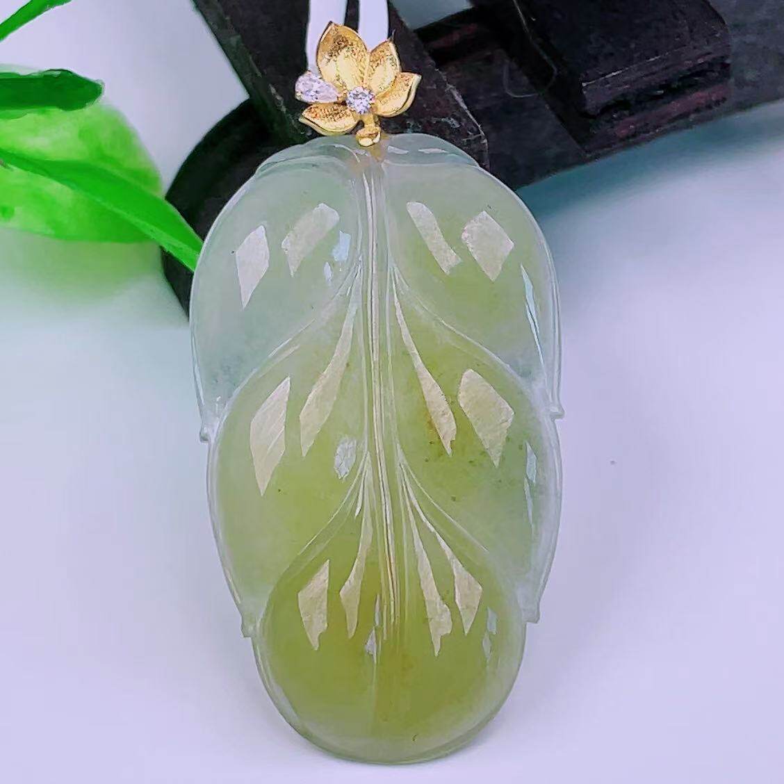 缅甸天然真品翡翠18k金扣头冰种飘黄翡满色闪拍金枝玉叶玉石吊坠