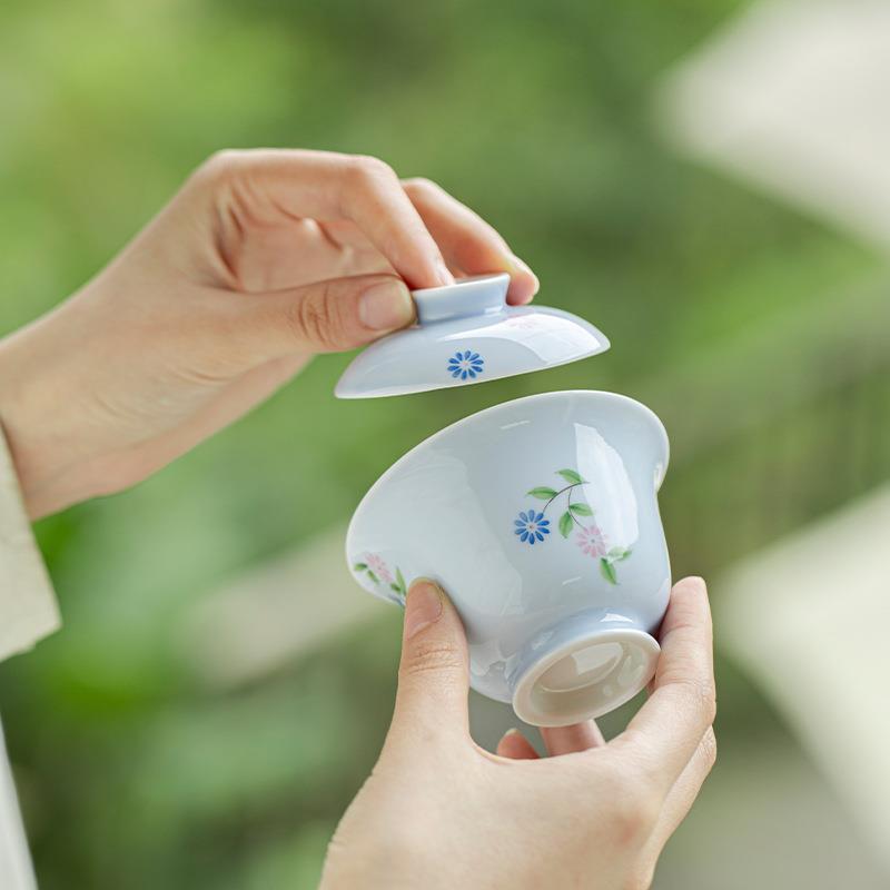 束刻玉泥浅蓝纯手绘小雏菊二才盖碗不烫手茶艺家用白瓷陶瓷泡茶碗