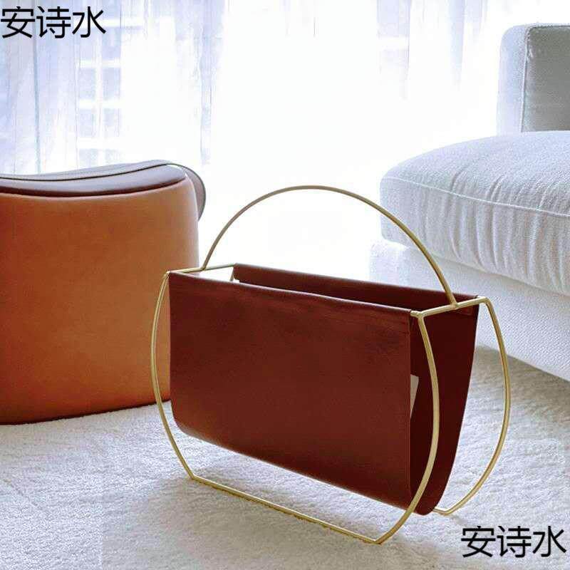 轻奢北欧现代金属皮革杂志报架家居沙发边角收纳储物创意提手书架