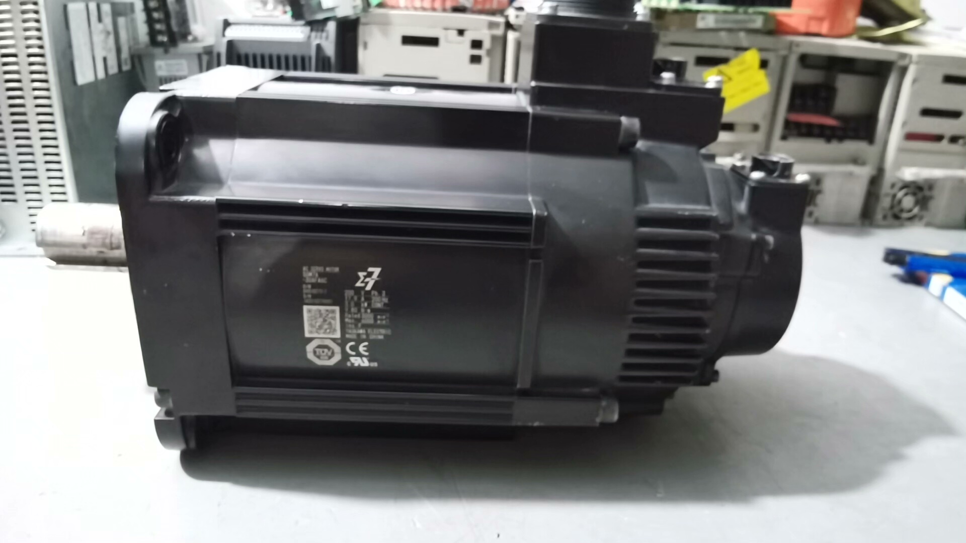 安川伺服电机3KW功率，200V电压，电流17.9A，扭矩9