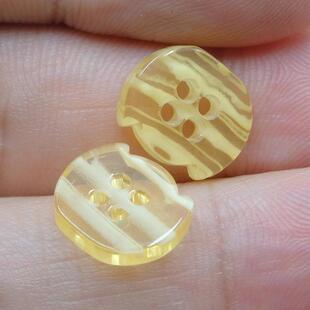 厂家直销黄条纹光珠树脂钮扣服饰辅不料四眼扣缺AIK口色异形规则
