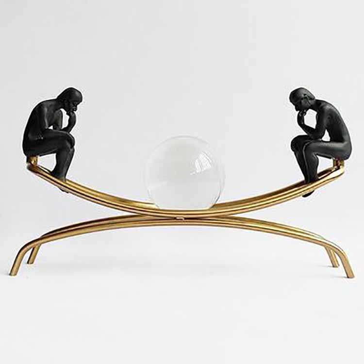 简约现代装饰品摆件欧式软水晶球桌面轻摆设家居装跷跷板思想者奢