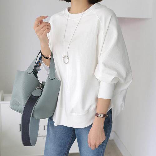 Women's sweatshirt with a split hem and nine quarter