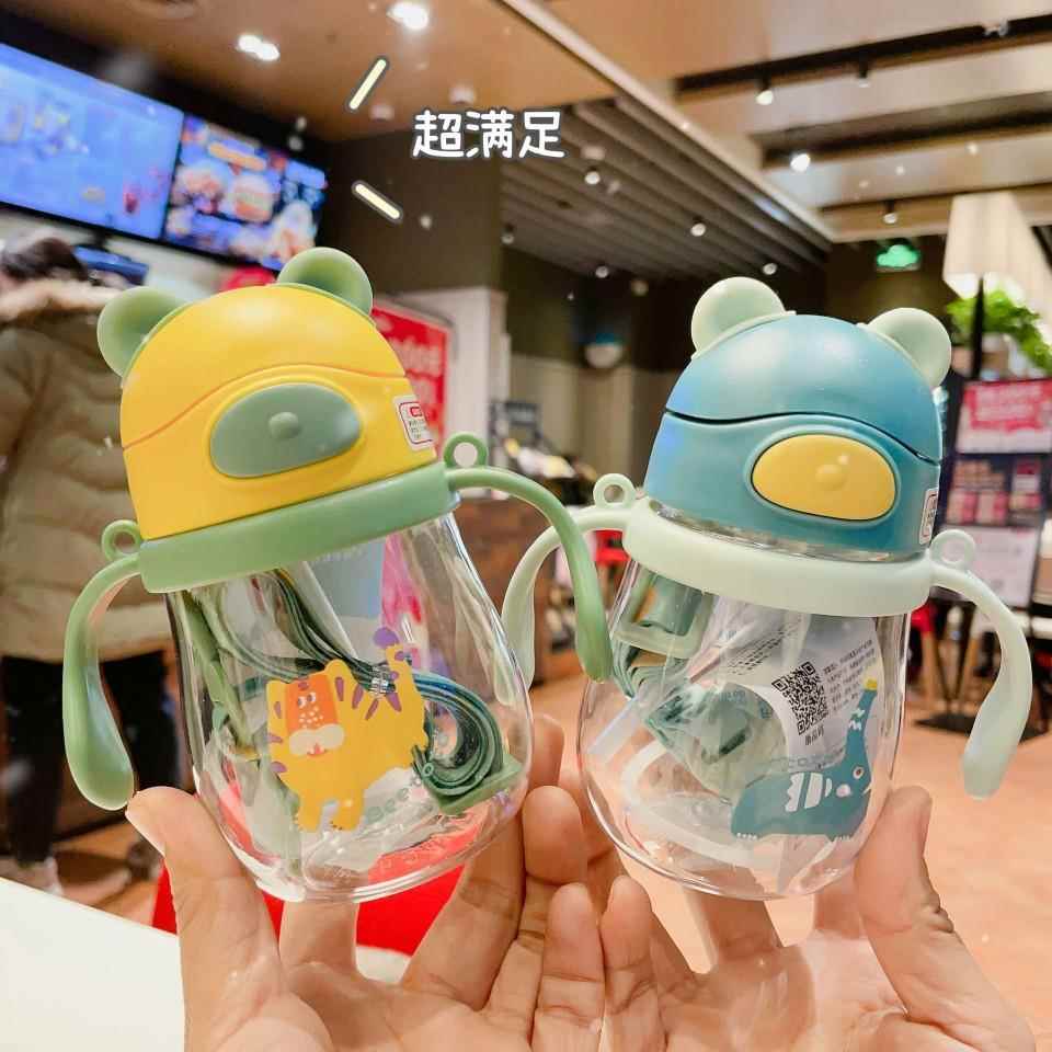 婴幼儿卡通小熊吸管杯宝宝学饮杯便携带手柄背绳带刻度儿童水杯