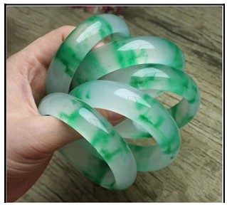 a级冰种飘花玉手镯石英岩新翠纯