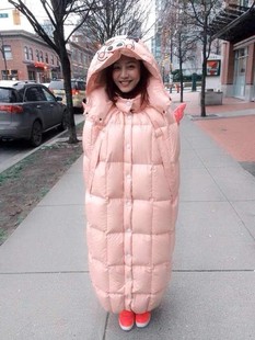 横店月娥明星羽绒服女款 粉色麦兜猪天使翅膀斗篷 可定制