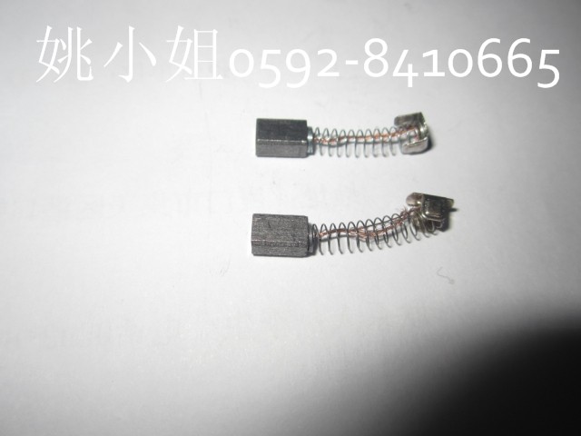 亲们，此款碳刷专供M818T-031与t818t-036电机使用，电机原厂配备，质量含银。一台电机需4个碳刷，两大两小。大的要25元。小的因做工精细，含银量大，则要要35一个。客户问了：别的商家都大的价格高于小的，而你们却小的贵！恰是这种反思维证明了我们的专业。懂行的亲们都知道的。