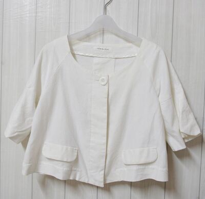 白色中袖甜美风圆领披肩短外套