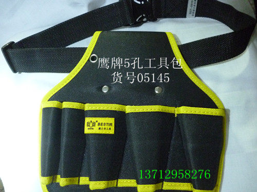 产品名称：鹰之印高品质牛津帆布工具包  产品材质：600D 牛津布  优势特点： 采用牛津布复合材质精工缝制 面料密度：600 D，轻量化、坚挺、舒适、耐用 设计合理独特，使用得心应手。  用途范围：适合电工电讯安装维修时佩装各种常用的手动五金工具  产品规格：25x25CM