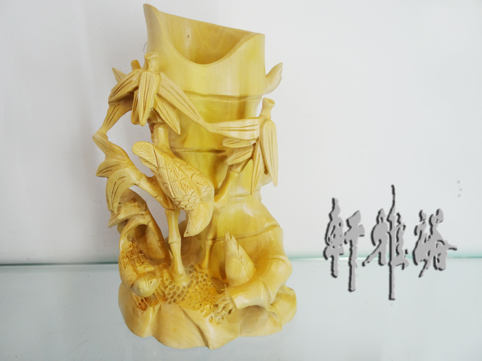 晚清民国以后的黄杨木雕圆雕小件以其古朴而文雅的色泽、精致而圆润的制作工艺，且适宜把玩和陈设等特点，一直深受收藏者的喜爱，而朱子常的黄杨木雕作品更是收藏界梦寐以求的精品。