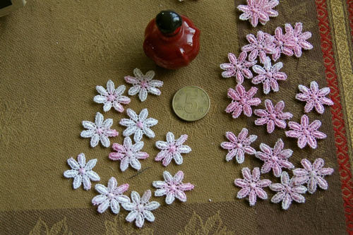 210D 贴花 白底粉色印染7角花 直径2cm 1元10朵