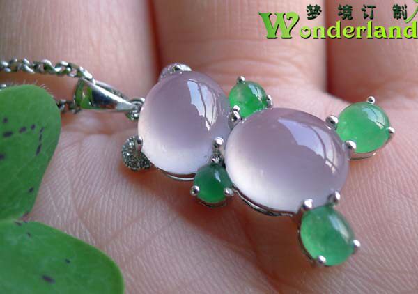 天然A货白绿色冰种翡翠蛋面小熊吊坠18K白金镶玉钻石现货特