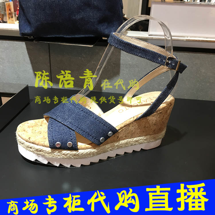 思加圖正品17年夏款時尚牛仔色坡跟鉚釘女涼鞋9F601D 9F601