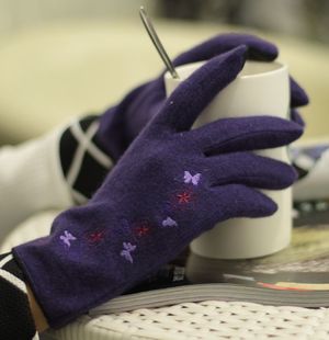 韩版淑女保暖手套复古刺绣花朵分指手套冬季保暖羊毛羊绒触屏手套