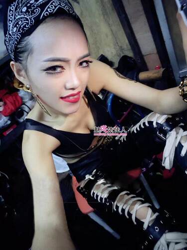 女歌手夜店机车绑带小脚裤爵士舞