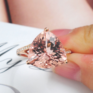 【顾客定制展示】18K玫瑰金 8.38克拉 三角形 天然摩根石戒指