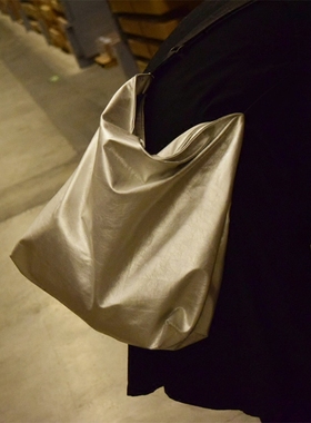 载迟设计个性银色pu大包女 小众单肩斜挎包 极简风质感流浪大包包