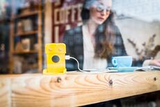 Зарядное устройство wakawaka power+带led手电功能太阳能充电宝