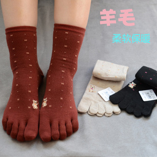 秋冬羊毛加厚保暖五指袜女外贸日单点胶可爱绣花纯棉中筒脚趾袜子