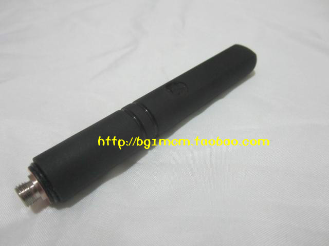 全新 原装正品 原包装 403-450mhz 适用于 403-450 MHz 频率范围的 UHF/GPS 组合短粗天线。如果要将对讲机佩戴在皮带上，则短粗天线是理想的选择，因为天线短不会造成妨碍。