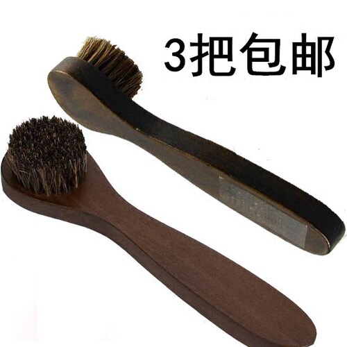 马毛鞋刷的优点: 1、马毛鞋刷要比猪毛鞋刷、塑料鞋刷软，去灰、上油、抛光不容易伤及皮革表层。 2、马毛鞋刷要比其它鞋刷的毛长，用起来更富有弹性，更舒适，抛光起来更光亮。 3、马毛鞋刷选毛和木料非常讲究，称的上是鞋刷里面的上等品。