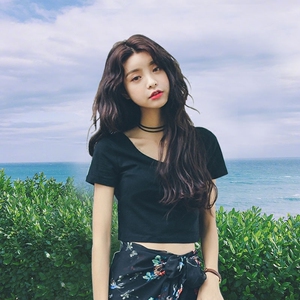 短款黑色高腰漏肚脐T恤