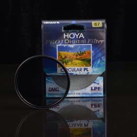 HOYA（保谷）Pro 1D CIR-PL专业数码环形偏光镜，多层硬化镀膜，超薄设计，专为数码相机孕育而生。使用它可以显著减少非金属物质表面光线反射形成的偏振光，除去不必要的杂光射入镜头，有效提升画质，增强蓝天及白云的色彩对比及饱和度，呈现更靓丽的画面，并且不会影响画面整体的颜色平衡。