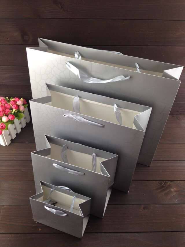 Cross section premium uv Gift Bags Business paper bag clothing paper bag portable Gift Bags paper bag goods in stock wholesale silveryin the Office Equipment/Consumables/Related Services , Packaging Equipment/Signs and supplies , Gift Bags/Plastic bags  category - from Buy2taobao.com to provide professional Taobao agent buy service