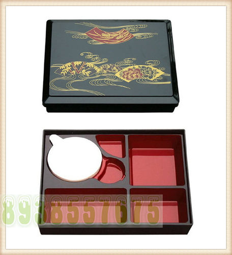 盖子印上花纹看起来很高档，装上饭菜后更是可口给您的餐厅增添不一样的风采，餐厅不能用得和家里平常吃饭一样的餐具，这样吸引不了人气，要让食客人记住您的口味还要记住您的餐具，这样多了一份记忆，您的餐厅又多了一条出条，如果量大可以给您印上LOGO，这样送外卖的话，您的广告也就出去了，回头客会越来越多的。