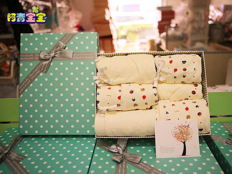 Coffret cadeau pour bébé - vêtements en coton - Ref 1953723 Image 1