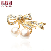 Ya na genuine Pearl rhinestone brooches the Korean version of Pearl flowers chest temperament pin clasp Q0096