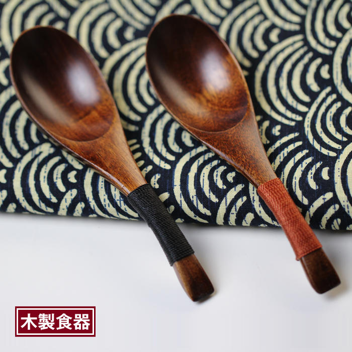 木制食器的优势在于优秀的隔热性和耐摔性，此款木勺是木制品美学工艺的很好体现，不仅融入设计师的人文情怀，还采用了我国具有七千年的大漆工艺，使得木器更加坚固、耐水浸、不变形、不脱漆，并且保留木器原有木质纹路，且可使用多年。