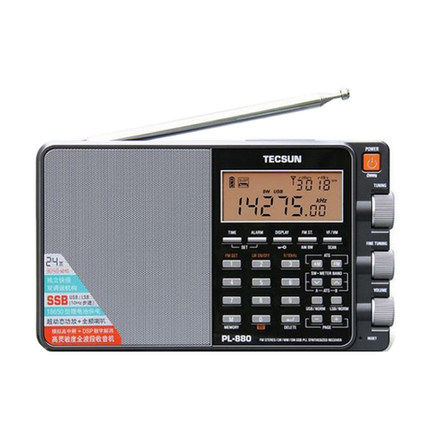 全波段 数字调谐 立体声收音机 多次变频 DSPPL-880是一款高性能全波段数字调谐立体声收音机产品，采用多次变频、模拟高中放及DSP数字解调技术，灵敏度高、 选择性好、抗干扰能力强；可独立接收SSB上下边带信号，快慢双调谐设计，并使用全频喇叭。这款性能优异、功能丰富、操作简便、音色超群的收音机，