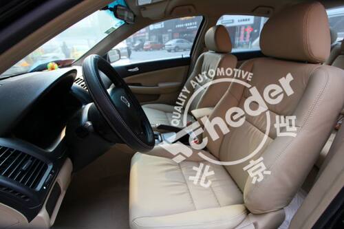 1缝制亮点：单针针距均匀，不跳针，不断线，针孔小，直线平直，对称，弧度圆润，折皱自然，均匀、线条流畅，几何尸寸对等； 2机械亮点：德国进口拉皱机、打孔机、真皮压花机，杜克普针车,杜克普双线针车等高精密汽车皮革缝刃设备； 3皮料亮点：采用不含PCP－五氯苯酚，铬等有毒成份的优质汽车专用皮料，