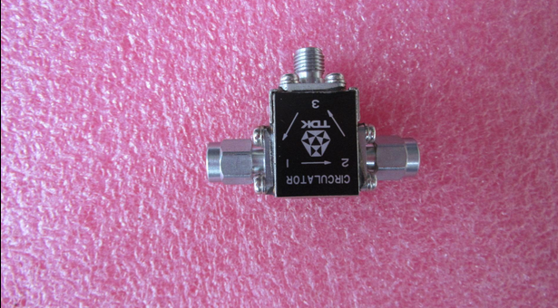 TDK进口 CU171B485 13-15GHz SMA RF 射频微波同轴环形器 质量包好，包能用 可提供详细测试图 请放心购买 频率范围：13-15GHz 插损:＜1dB， 隔离度.:＞19dB， SMA接头： 公公母