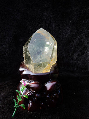 天然绿幽灵金字塔水晶柱