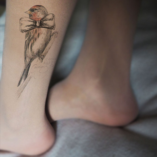 侧腿脚踝小纹身印花丝袜