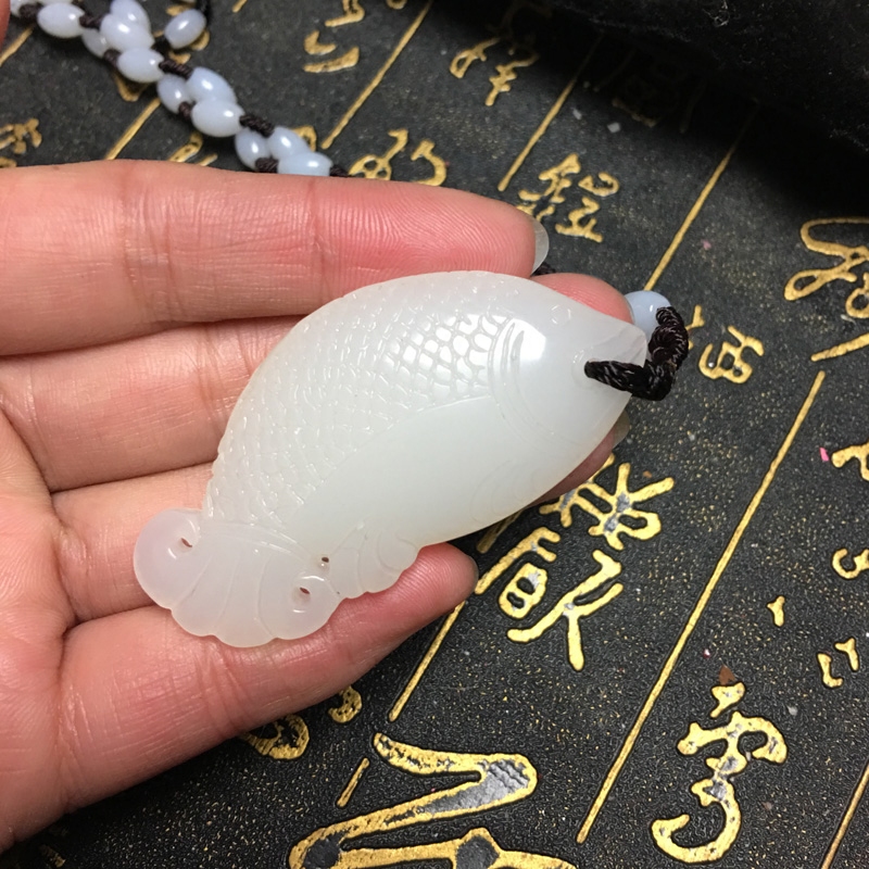 仿和田玉小鱼吊坠新疆白玉精雕立体玉鱼玉坠项链送证书